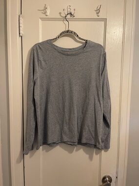 Women’s basic long sleeve tee (item 18)
